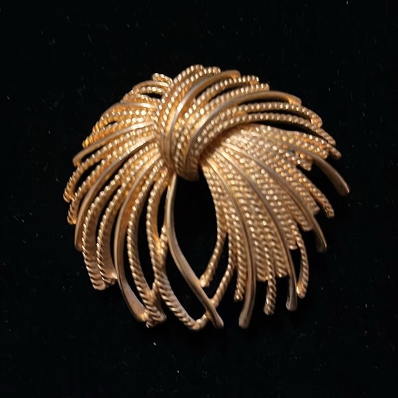 Gold Color Unique Design Brooch - Picture 7 of 16